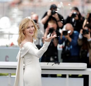 Aňa Geislerová má náušnice Melolontha na premiéře filmu Karavan během 78.ročníku filmového festivalu v Cannes. (Ano,...