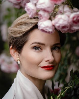 Martina Viktorie Kopecká a její náušnice Melolontha vulgaris s bílou perlou. Děkuji za fotku 💗 #photo @michal_svacek_photo