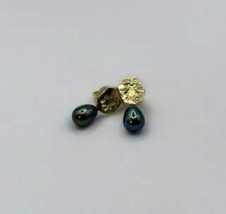 Náušnice Melolontha vulgaris. Občas se mi podaří najít zelené perly, které jsou v kombinaci se žlutým zlatem opravdu...