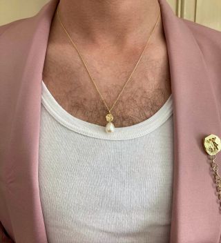 Náhrdelník Melolontha vulgaris. 14kt zlato, bílá perla.