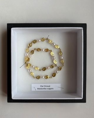 Nové náhrdelníky Melolontha mám i v kratší klasické verzi. Na výběr jsou bílé, nebo zelenočerné perly. Náhrdelníky jsou...