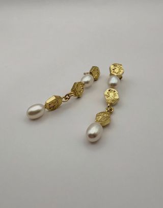 Nová verze perlových náušnic. Poslední novinka kolekce Melolontha vulgaris. Trochu “Old Hollywood” :) Které jsou víc,...